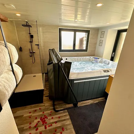 Maison Campagne Spa, Sauna, Cinema, Jardin 펜션 *